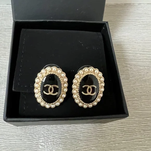 Brand new Chanel CC logo pearls earrings - Picture 2 of 4